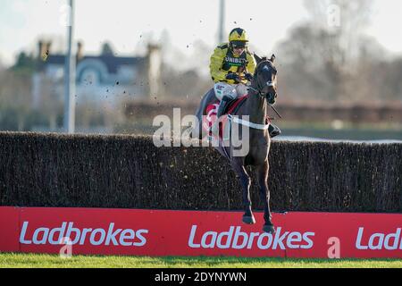 Nico de Boinville reitend Shishkin räumen den letzten Zaun auf dem Weg zum Gewinn der Ladbrokes Wayward-Verfolgungsjagd für die Anfänger auf der Kempton Park Racecourse in Surrey. Stockfoto