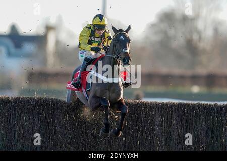 Nico de Boinville reitend Shishkin räumen den letzten Zaun auf dem Weg zum Gewinn der Ladbrokes Wayward-Verfolgungsjagd für die Anfänger auf der Kempton Park Racecourse in Surrey. Stockfoto