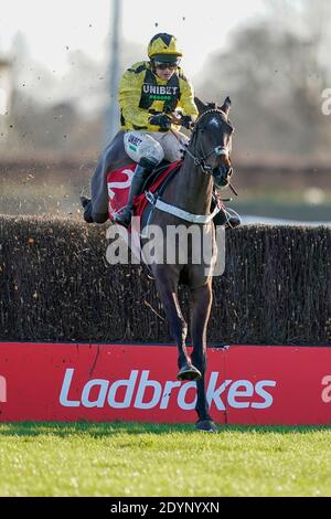 Nico de Boinville reitend Shishkin räumen den letzten Zaun auf dem Weg zum Gewinn der Ladbrokes Wayward-Verfolgungsjagd für die Anfänger auf der Kempton Park Racecourse in Surrey. Stockfoto