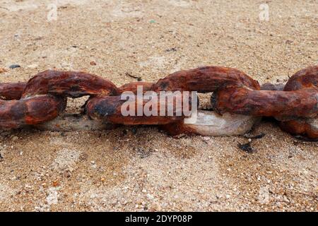 Alte rostige Kette am Strand Sand Stockfoto