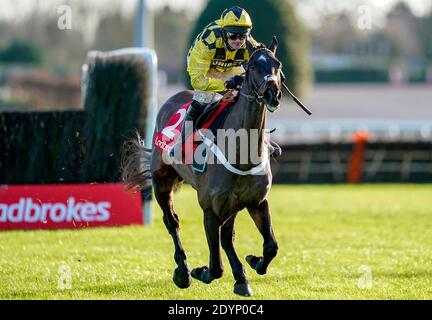 Shishkin von Nico de Boinville auf dem Weg zum Sieg der Ladbrokes Wayward Lad Novices' Chase auf der Kempton Park Racecourse, Surrey. Stockfoto