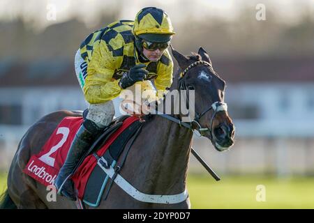 Shishkin von Nico de Boinville auf dem Weg zum Sieg der Ladbrokes Wayward Lad Novices' Chase auf der Kempton Park Racecourse, Surrey. Stockfoto