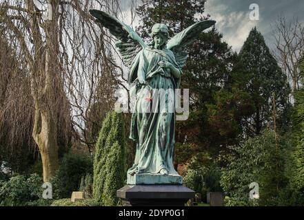 Die Galvanisierung eines Engels auf dem Ohlsdorfer Friedhof, dem größten Parkfriedhof der Welt, in Hamburg ist ein Symbol für Trauer und Abschied. Stockfoto