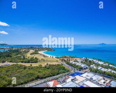 Luftaufnahme der karibischen Landschaft auf der Insel St.Maarten. Maho Beach. Stockfoto