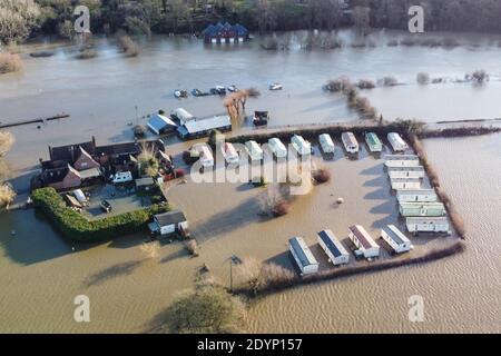 Tewkesbury, Gloucestershire, Großbritannien. Dezember 2020. Die Karawanenanlage von Willows wurde vollständig überflutet, nachdem der Fluss Severn seine Ufer geplatzt hatte. Der Ort, der etwa eine Meile von der Stadt Tewkesbury entfernt ist, wurde von jeder Straße abgeschnitten und ist nur mit dem Boot erreichbar. Das Lode Inn ist ebenfalls in Hochwasser getaucht. PIC by Stop Press Media/Alamy Live News Stockfoto