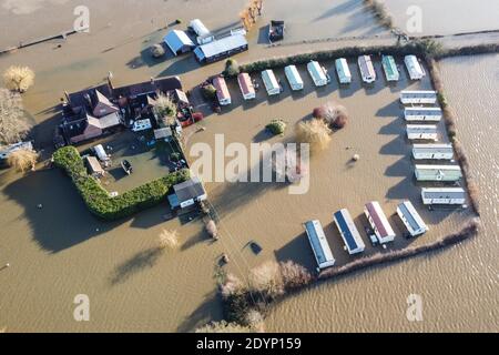 Tewkesbury, Gloucestershire, Großbritannien. Dezember 2020. Die Karawanenanlage von Willows wurde vollständig überflutet, nachdem der Fluss Severn seine Ufer geplatzt hatte. Der Ort, der etwa eine Meile von der Stadt Tewkesbury entfernt ist, wurde von jeder Straße abgeschnitten und ist nur mit dem Boot erreichbar. Das Lode Inn ist ebenfalls in Hochwasser getaucht. PIC by Stop Press Media/Alamy Live News Stockfoto