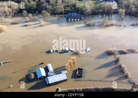 Tewkesbury, Gloucestershire, Großbritannien. Dezember 2020. Die Karawanenanlage von Willows wurde vollständig überflutet, nachdem der Fluss Severn seine Ufer geplatzt hatte. Der Ort, der etwa eine Meile von der Stadt Tewkesbury entfernt ist, wurde von jeder Straße abgeschnitten und ist nur mit dem Boot erreichbar. Das Lode Inn ist ebenfalls in Hochwasser getaucht. PIC by Stop Press Media/Alamy Live News Stockfoto