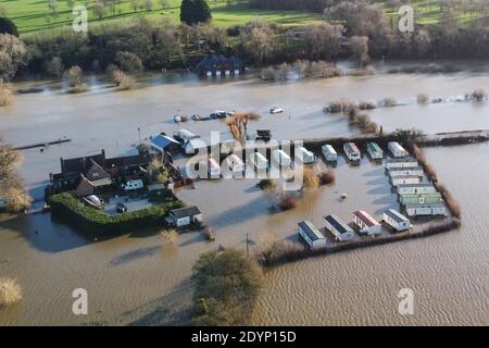 Tewkesbury, Gloucestershire, Großbritannien. Dezember 2020. Der Karawanenplatz Willows wurde vollständig überflutet, nachdem der Fluss Severn seine Ufer platzte. Der Ort, der etwa eine Meile von der Stadt Tewkesbury entfernt ist, wurde von einer Straße abgeschnitten und ist nur mit dem Boot erreichbar. Das Lode Inn ist auch in Hochwasser getaucht. PIC von Sam Holiday/Alamy Live News Stockfoto