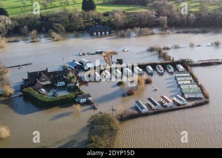 Tewkesbury, Gloucestershire, Großbritannien. Dezember 2020. Die Karawanenanlage von Willows wurde vollständig überflutet, nachdem der Fluss Severn seine Ufer geplatzt hatte. Der Ort, der etwa eine Meile von der Stadt Tewkesbury entfernt ist, wurde von jeder Straße abgeschnitten und ist nur mit dem Boot erreichbar. Das Lode Inn ist ebenfalls in Hochwasser getaucht. PIC by Stop Press Media/Alamy Live News Stockfoto