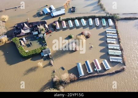 Tewkesbury, Gloucestershire, Großbritannien. Dezember 2020. Die Karawanenanlage von Willows wurde vollständig überflutet, nachdem der Fluss Severn seine Ufer geplatzt hatte. Der Ort, der etwa eine Meile von der Stadt Tewkesbury entfernt ist, wurde von jeder Straße abgeschnitten und ist nur mit dem Boot erreichbar. Das Lode Inn ist ebenfalls in Hochwasser getaucht. PIC by Stop Press Media/Alamy Live News Stockfoto