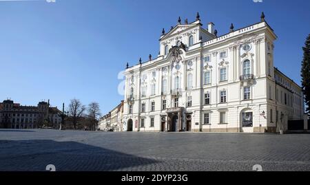 Pohlled na Arcibiskupský palác od Matyášovy brány na prázdném Hradčanském náměstí / Praze Stockfoto