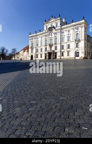 Pohlled na Arcibiskupský palác od východu přes prázdné Hradčanské náměstí. Stockfoto