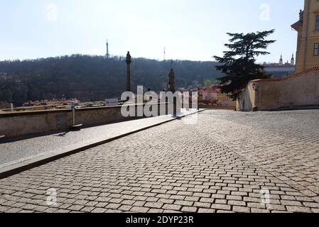 Pohlled na ulici Ke Hradu a Arcibiskupský palác od východu přes prázdné Hradčanské náměstí. Stockfoto