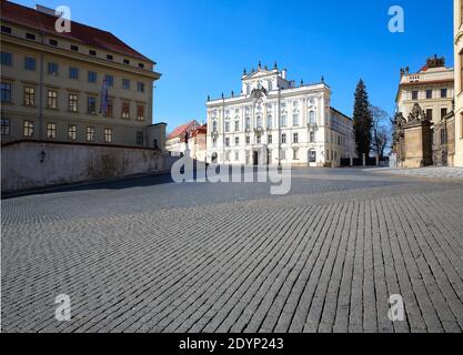 Pohlled na Arcibiskupský a Salmovský palác od jihovýchodu přes prázdné Hradčanské náměstí. Stockfoto