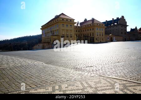 Pohlled na Salmovský palác od severozápadu přes prázdné Hradčanské náměstí. Stockfoto