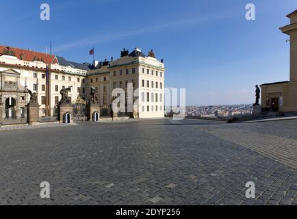 Pohlled od Arcibiskupského paláce přes prázdné Hradčanské náměstí na část Pražského hradu, Salmovský palác a vyhlídku na Prahu. Stockfoto