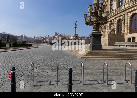 Prázdné náměstí Jana Palacha s pohledem přes Rudolfinum na Pražský Hrad při nouzovém stavu Stockfoto