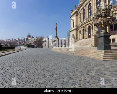 Prázdné náměstí Jana Palacha s pohledem přes Rudolfinum na Pražský hrad při nouzovém stavu. Stockfoto