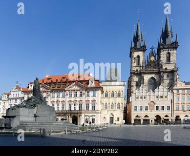 Staroměstské náměstí s Týnským chrámem , palácem Kinských a domem U kamenného zvonu bez turistů ve stavu nouze. Stockfoto