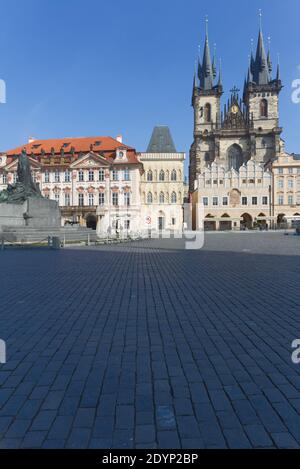 Staroměstské náměstí s Týnským chrámem , palácem Kinských a domem U kamenného zvonu bez turistů ve stavu nouze. Stockfoto