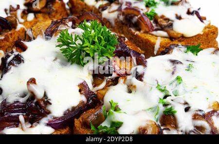 Heiße Sandwiches mit Pilzen auf weißem Hintergrund. Hochwertige Fotos Stockfoto