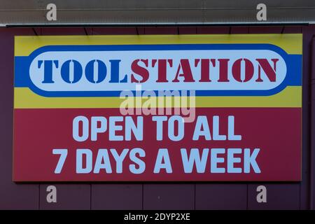 Toolstation Schild in einer lokalen Niederlassung des Einzelhändlers, Lieferung von Werkzeugen und Baubedarf, Großbritannien Stockfoto
