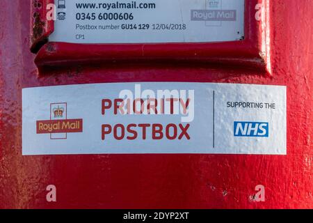 Royal Mail Priority Postbox zur Unterstützung des NHS, für die Lieferung und Sammlung von Coronavirus covid-19 Tests, Großbritannien Stockfoto