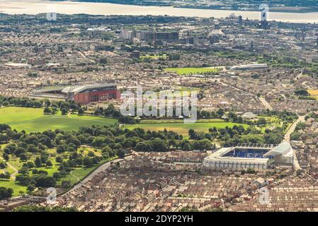 Luftaufnahme der vier Kathedralen von Liverpool: Goodison Park, Heimstadion des FC Everton; Anfield, Heimstadion des FC Liverpool; Anglican & Catholic Cathedral Stockfoto
