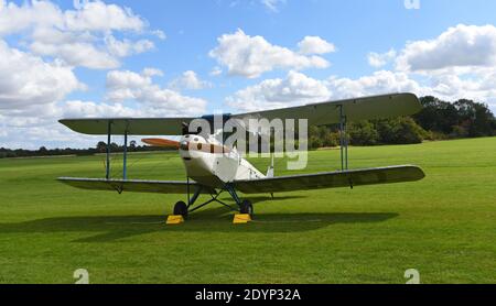 Vintage De Havilland 1928 DH60X Moth Doppeldecker auf der Landebahn Stockfoto