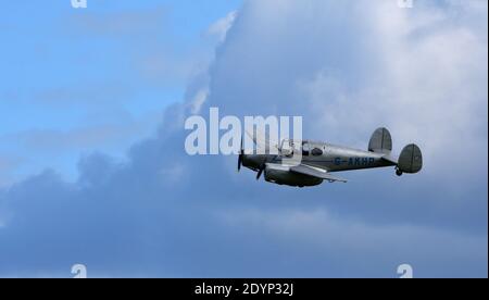 Vintage Miles M65 Gemini, G-AKHP Flugzeuge im Flug gegen bewölkten Himmel. Stockfoto