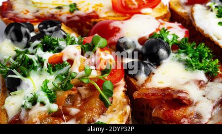 Bruschetta mit verschiedenen Füllungen. Nahaufnahme. Hochwertige Fotos Stockfoto