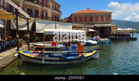 Molyvos Hafen mit Booten und Restaurants. Stockfoto