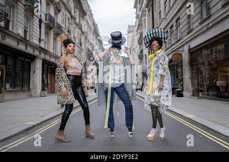 London, Großbritannien. Dezember 2020. Die Models nehmen an einer farbenfrohen Boxing Day Flashmob Modenschau Teil, bei der der Designer Pierre Garroudi die leeren Straßen des West End ausnutzt. Kredit: Guy Corbishley / Alamy Live Nachrichten Stockfoto