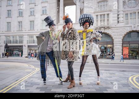 London, Großbritannien. Dezember 2020. Die Models nehmen an einer farbenfrohen Boxing Day Flashmob Modenschau Teil, bei der der Designer Pierre Garroudi die leeren Straßen des West End ausnutzt. Kredit: Guy Corbishley / Alamy Live Nachrichten Stockfoto