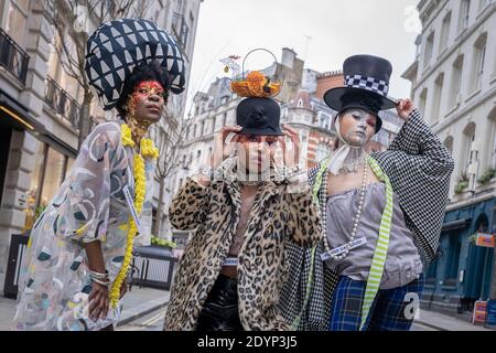 London, Großbritannien. Dezember 2020. Die Models nehmen an einer farbenfrohen Boxing Day Flashmob Modenschau Teil, bei der der Designer Pierre Garroudi die leeren Straßen des West End ausnutzt. Kredit: Guy Corbishley / Alamy Live Nachrichten Stockfoto