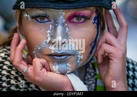 London, Großbritannien. Dezember 2020. Die Models nehmen an einer farbenfrohen Boxing Day Flashmob Modenschau Teil, bei der der Designer Pierre Garroudi die leeren Straßen des West End ausnutzt. Kredit: Guy Corbishley / Alamy Live Nachrichten Stockfoto