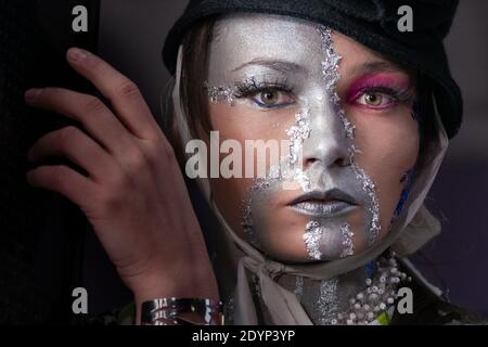 London, Großbritannien. Dezember 2020. Die Models nehmen an einer farbenfrohen Boxing Day Flashmob Modenschau Teil, bei der der Designer Pierre Garroudi die leeren Straßen des West End ausnutzt. Kredit: Guy Corbishley / Alamy Live Nachrichten Stockfoto