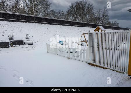 Wunderschöner Blick auf den Winter von außen auf einen privaten Garten. Wintertag. Wunderschöne Natur Hintergrund. Stockfoto