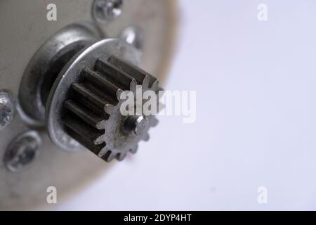 Gebrauchte Metallgetriebe auf einer runden Maschine auf einem hellen Hintergrund. Seitenansicht Stockfoto