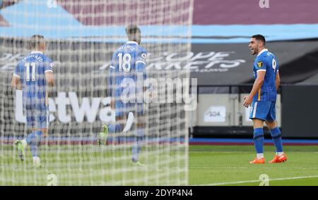 London, Großbritannien. Dezember 2020. Neal Maupay von Brighton feiert das Tor während des Premier League-Spiels zwischen West Ham United und Brighton & Hove Albion im London Stadium. Kredit: James Boardman/Alamy Live Nachrichten Stockfoto