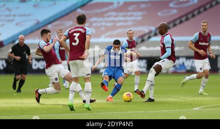 London, Großbritannien. Dezember 2020. Neal Maupay von Brighton schießt während des Premier League-Spiels zwischen West Ham United und Brighton & Hove Albion im London Stadium. Kredit: James Boardman/Alamy Live Nachrichten Stockfoto