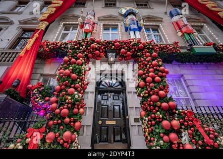Annabels privater Mitgliederclub mit seiner jährlichen Weihnachtsdekoration am Berkeley Square bleibt während der Coronavirus-Pandemie geschlossen. Stockfoto