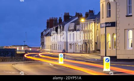 Leichte Autospuren am Abend des Pendelwegens Stockfoto