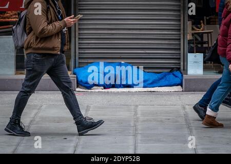 Boxing Day: Ein rauer Schläfer während des Tages auf der Oxford Street, London, Großbritannien. Stockfoto