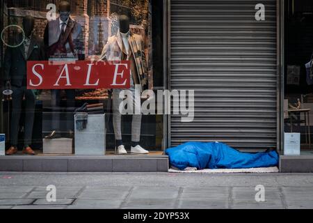 Boxing Day: Ein rauer Schläfer während des Tages auf der Oxford Street, London, Großbritannien. Stockfoto