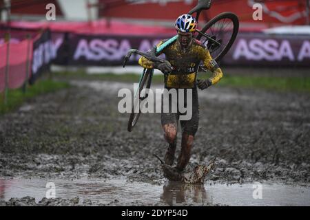 Der Belgier Wout Van Aert fährt das Männer-Elite-Rennen des Weltcup-Cyclocross in Dendermonde, die dritte Etappe (von fünf) des UCI-Weltcup-Wettbewerbs, Stockfoto