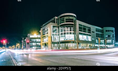 Bürogebäude bei Nacht, Trafalgar Court, Guernsey Stockfoto