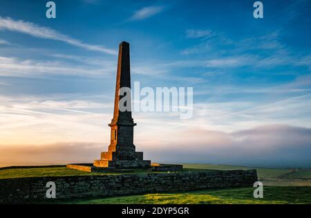 Balfour Victorian Monument auf einem Hügel bei Sonnenuntergang bei Sonnenuntergang an sonnigen Tag, East Lothian, Schottland, Großbritannien Stockfoto