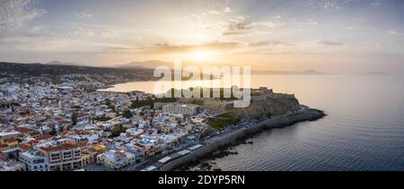 Luftaufnahme der Stadt Rethymno bei Sonnenuntergang mit der Altstadt, Fortezza Castle und Promenade, Kreta, Griechenland Stockfoto