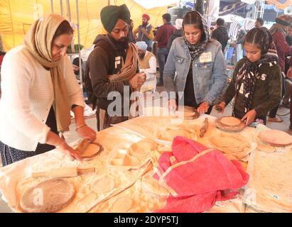 Während der Demonstration am 32. Tag bereiten Demonstranten in der Gemeinschaftsküche (Langar) an der Grenze Singhu (Grenze Delhi-Haryana) Mahlzeiten (Rooti) zu.Tausende von Bauern, hauptsächlich Punjab, Haryana, Rajashthan und Uttar Pradesh, lagern an drei wichtigen Grenzgebieten - Grenze Singhu, Ghazipur Grenze und Tikkari Grenze protestieren gegen die drei Farm Handlungen, die vom Parlament von Indien verabschiedet wurden. Stockfoto